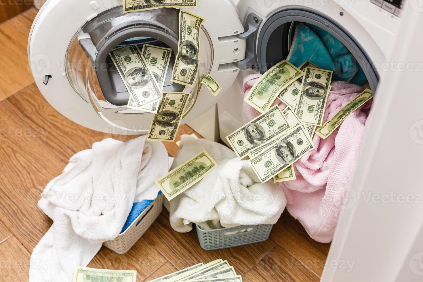 femme mettant de l'argent dans la machine à laver, gros plan photo