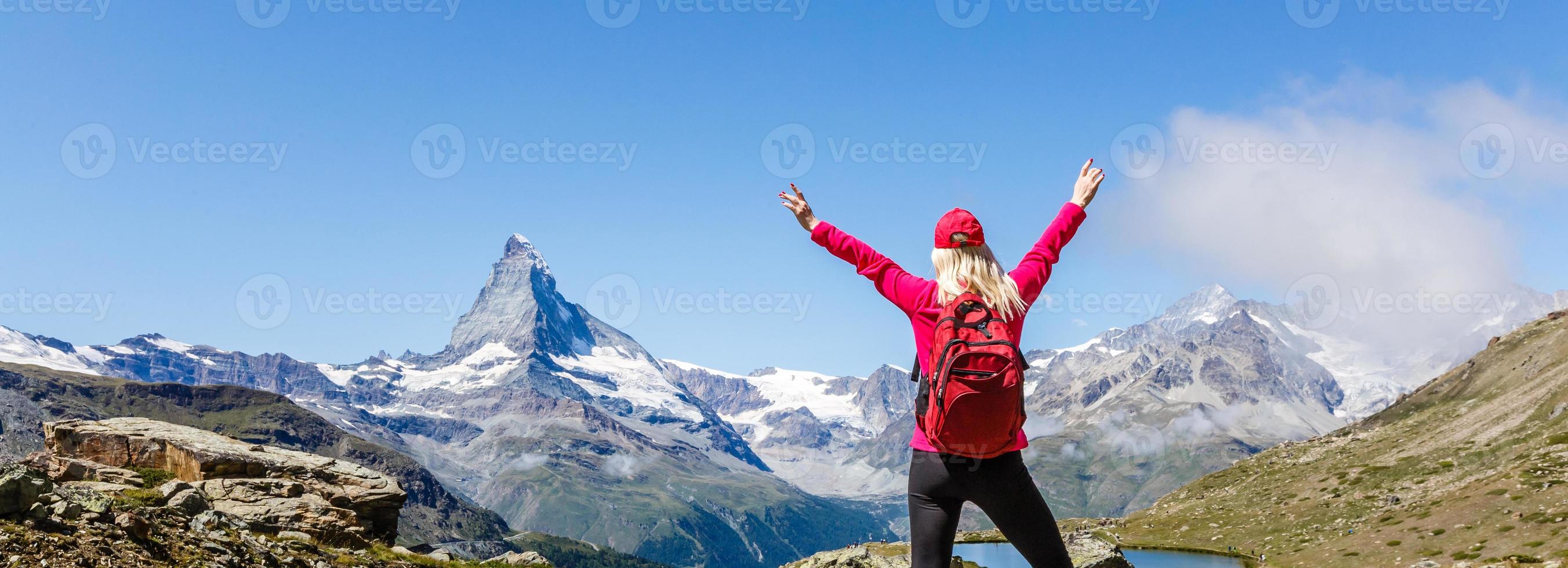 voyageur dans la prairie alpine, suisse photo