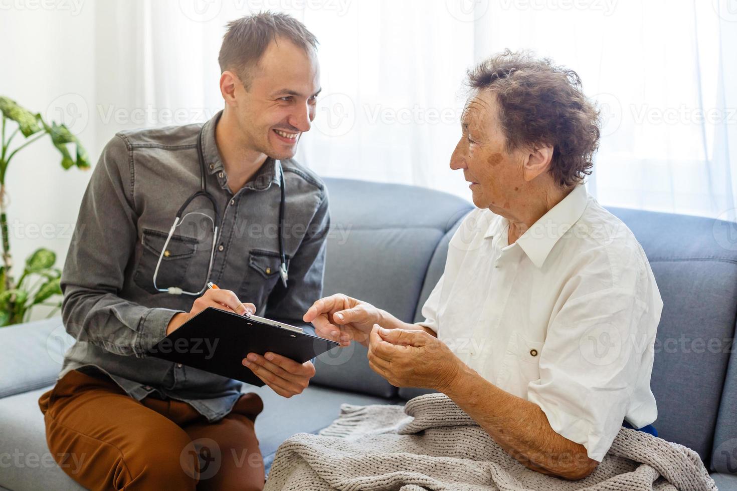 ruban rose pour la sensibilisation au cancer du sein. patiente écoutant un médecin dans un cabinet médical. soutenir les personnes vivant avec une maladie tumorale. photo