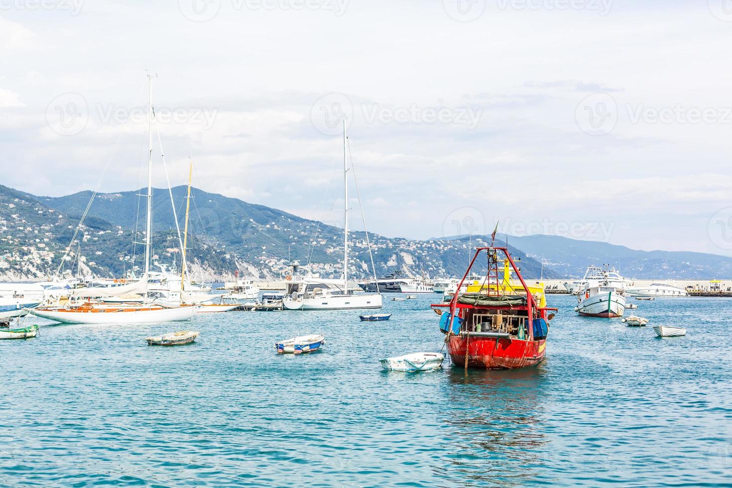 bateaux de pêche dans un petit port, italie. photo