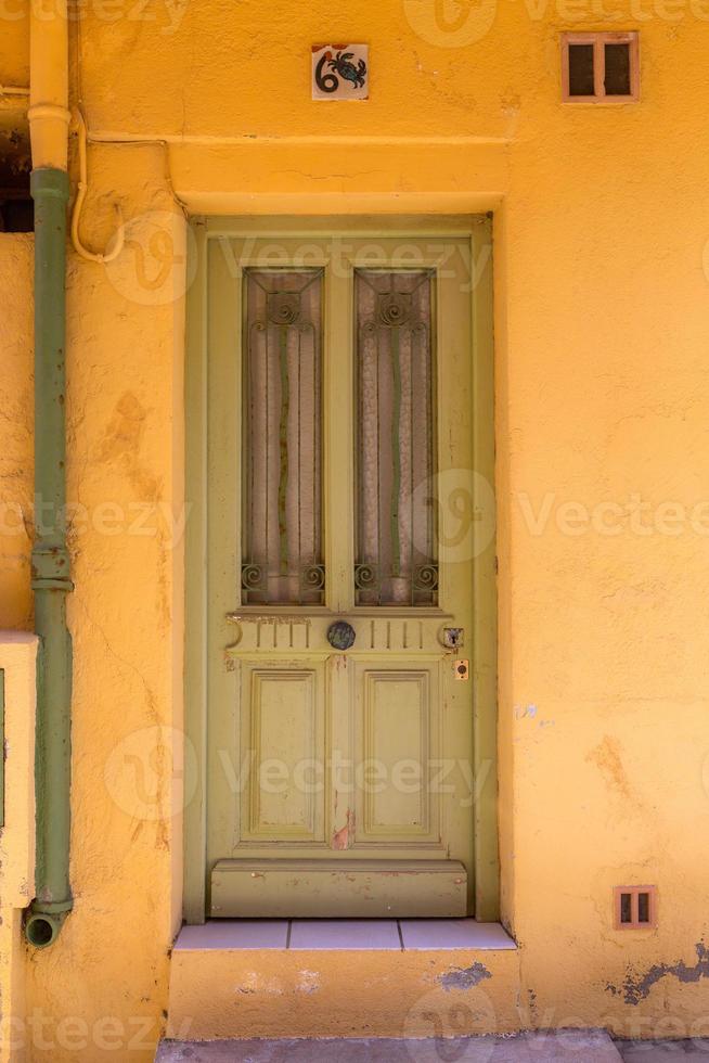 vues d'une petite ville du sud de la france photo