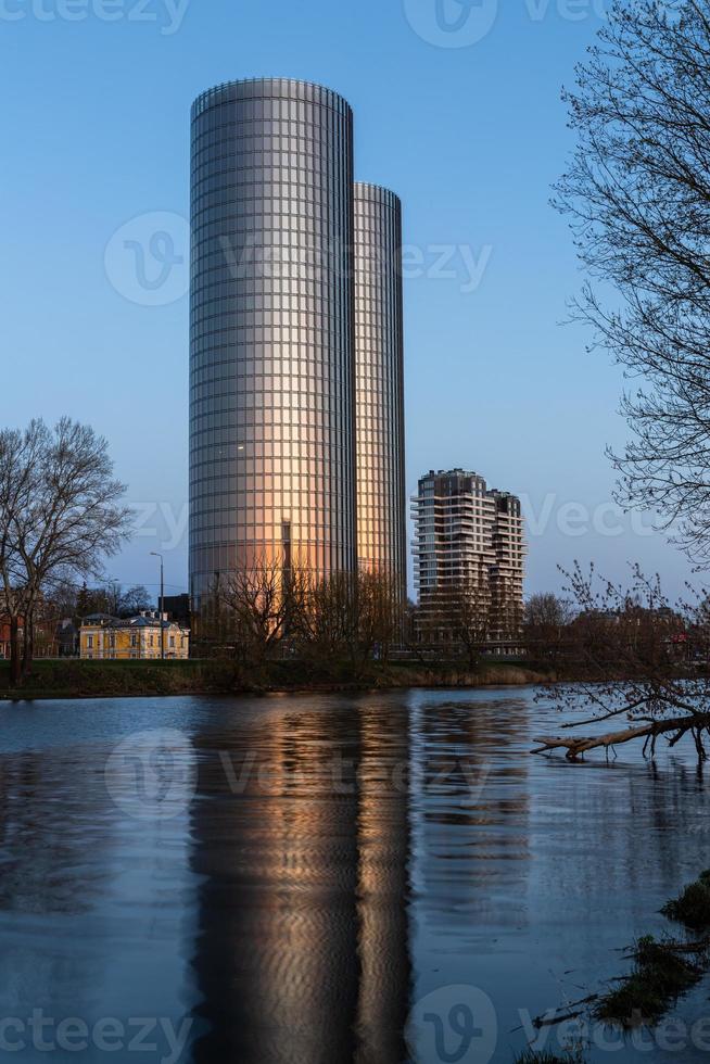 vue sur le centre-ville de riga par une matinée ensoleillée photo