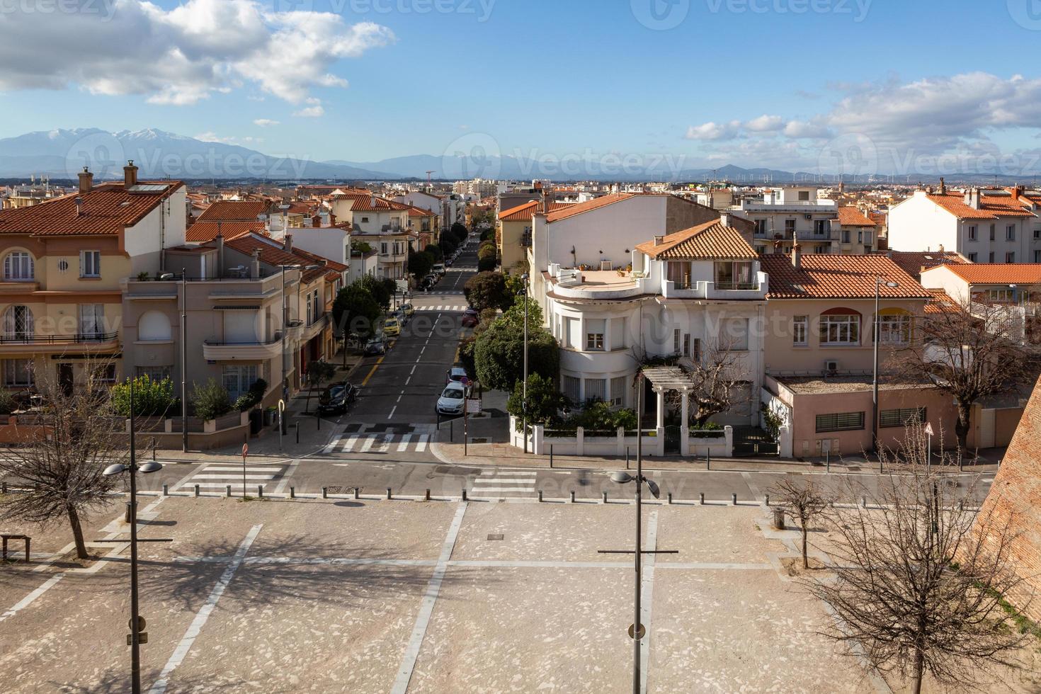 vues d'une petite ville du sud de la france photo