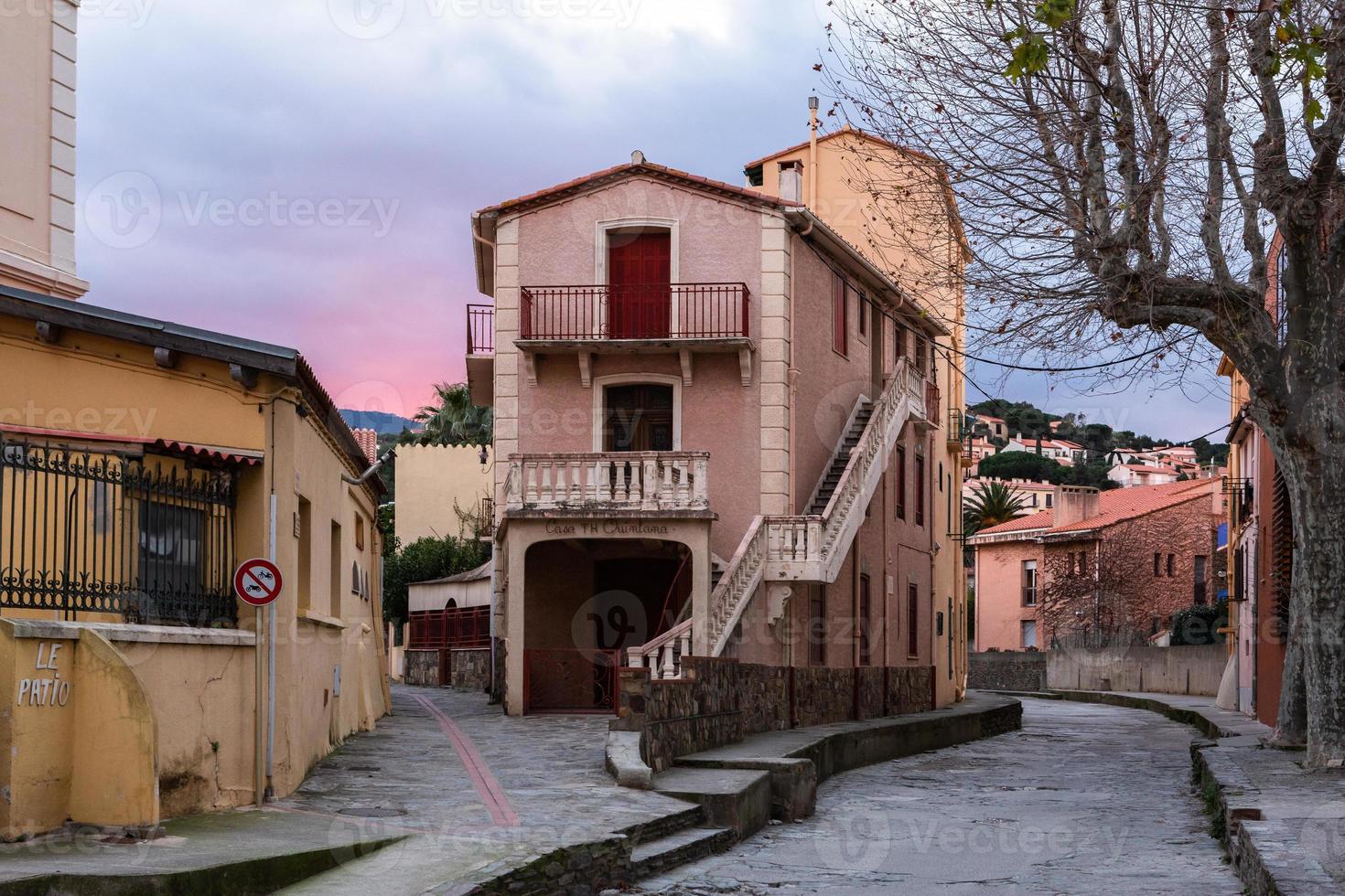 vues d'une petite ville du sud de la france photo