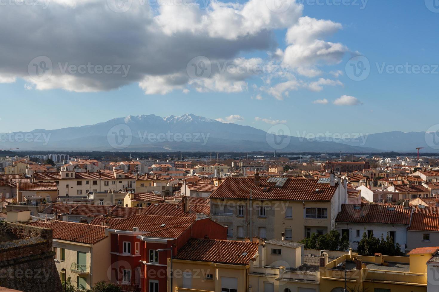 vues d'une petite ville du sud de la france photo