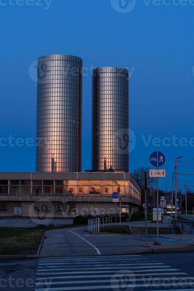 vue sur le centre-ville de riga par une matinée ensoleillée photo