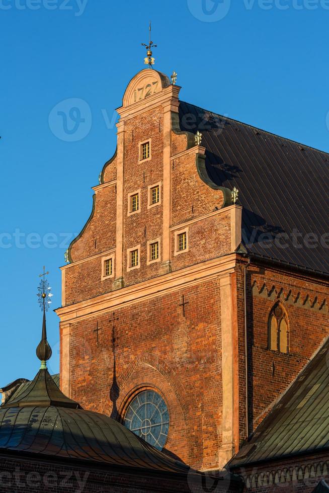 vue sur le centre-ville de riga par une matinée ensoleillée photo