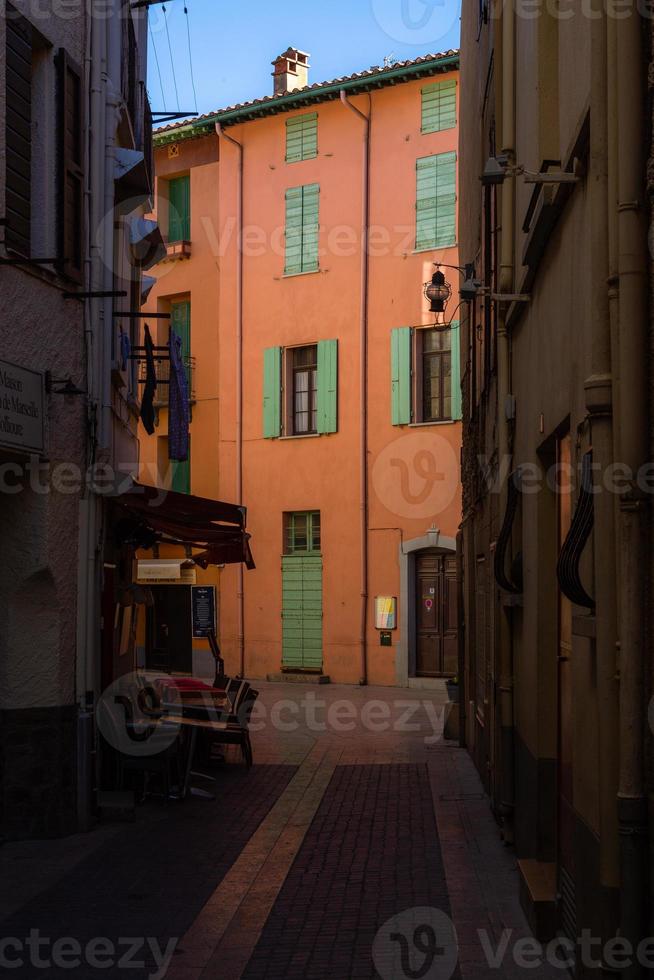 vues d'une petite ville du sud de la france photo