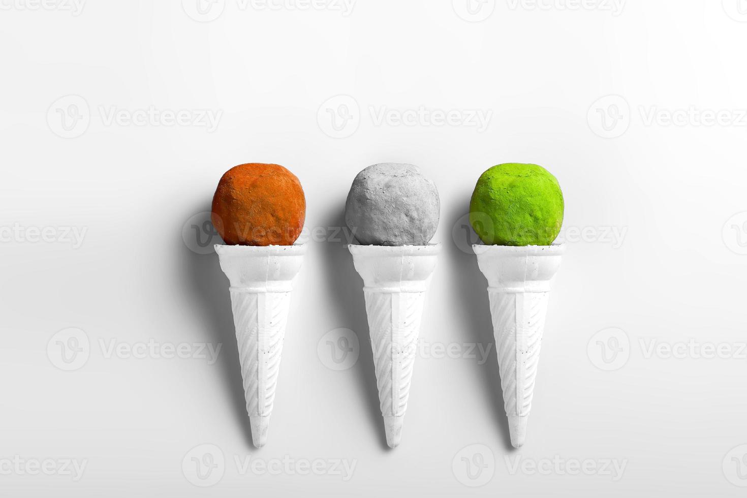 tricolores indiens en forme de boules de crème glacée dans des cônes pour le festival indien de holi ou le concept de jour de la république photo