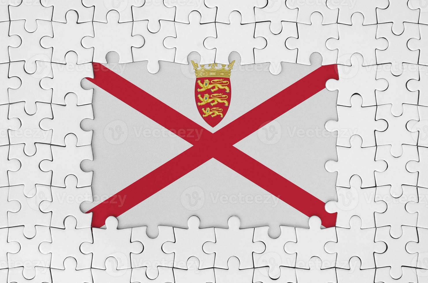 drapeau jersey dans le cadre de pièces de puzzle blanches avec partie centrale manquante photo
