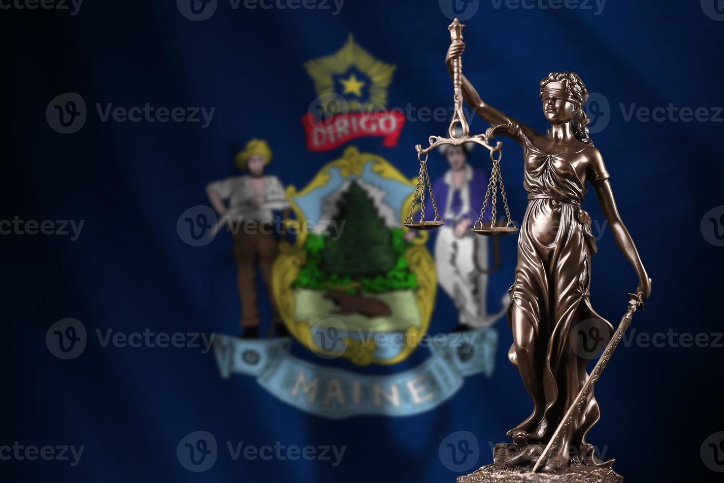 drapeau d'état du maine américain avec statue de dame justice et balance judiciaire dans une pièce sombre. concept de jugement et de punition photo