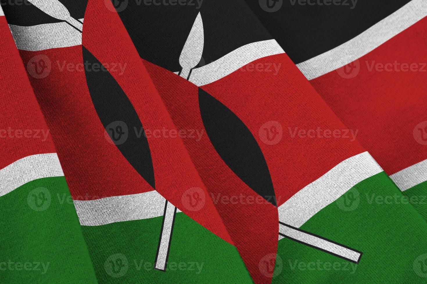drapeau du kenya avec de grands plis agitant de près sous la lumière du studio à l'intérieur. les symboles et couleurs officiels de la bannière photo
