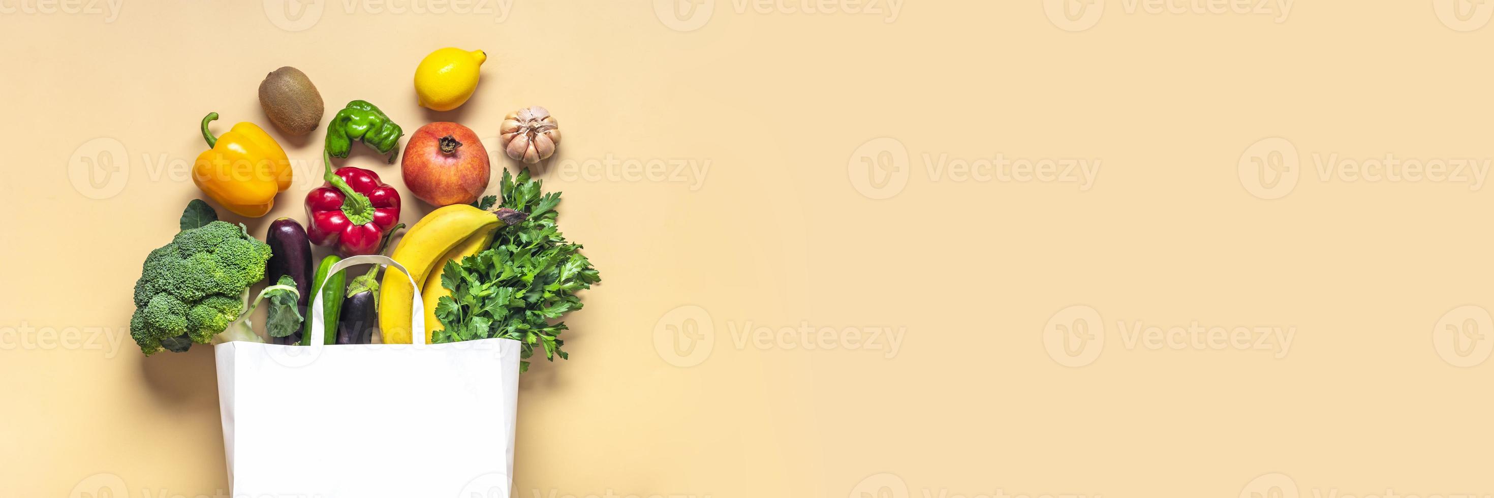 sac de magasin en papier respectueux de l'environnement avec des légumes verts biologiques crus isolés sur fond beige à plat, vue de dessus zéro déchet, concept sans plastique alimentation saine et désintoxication, concept d'agriculture photo