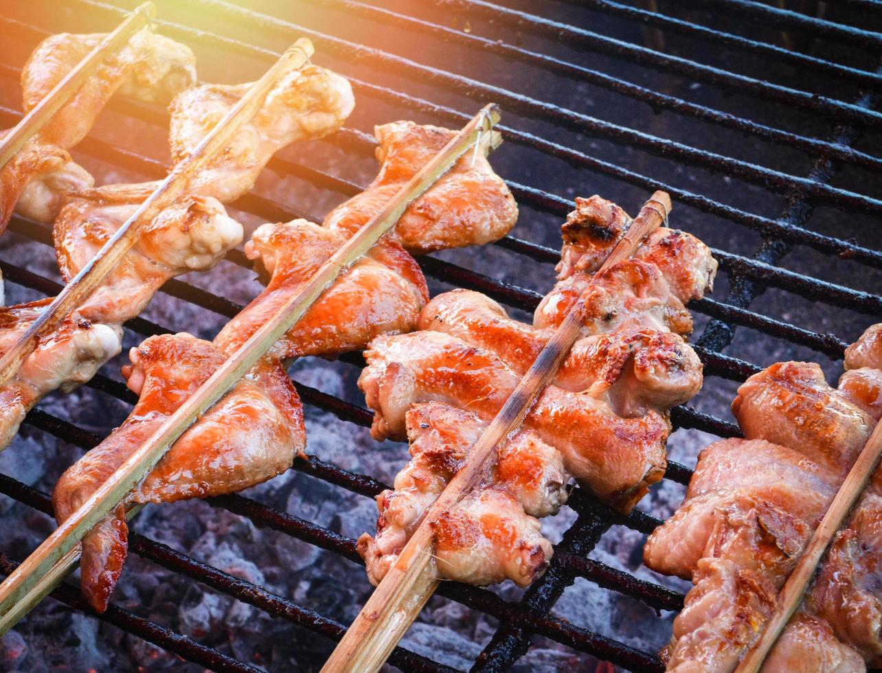 Aile de poulet grillée à la thaïlandaise avec bâton de bambou sur le gril photo