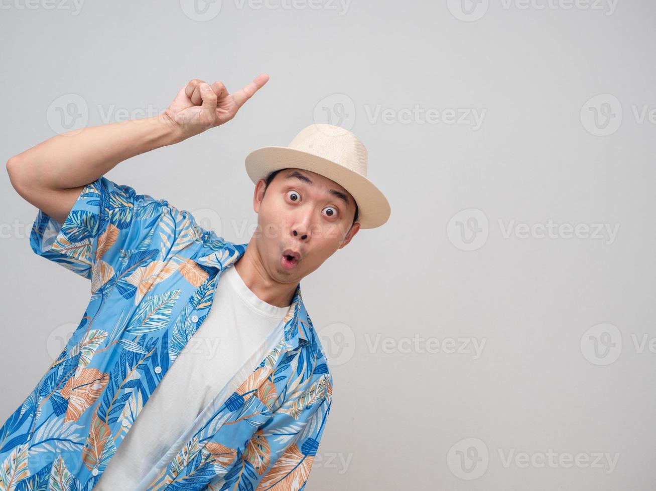 l'homme positif porter un chapeau plage se sent étonné pointer du doigt l'espace de copie photo