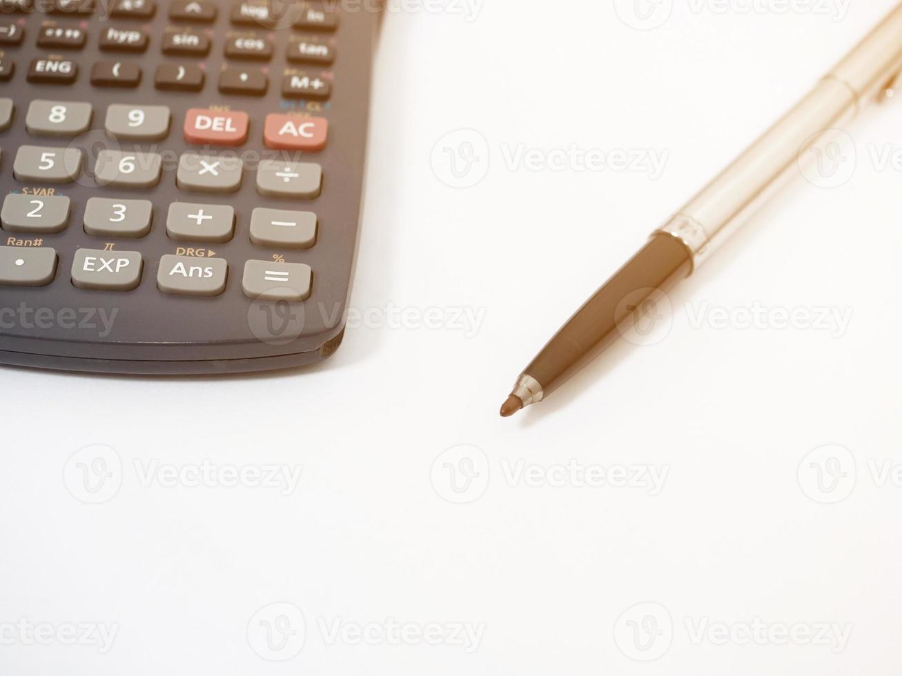 Close up stylo avec calculatrice blanc isolé photo