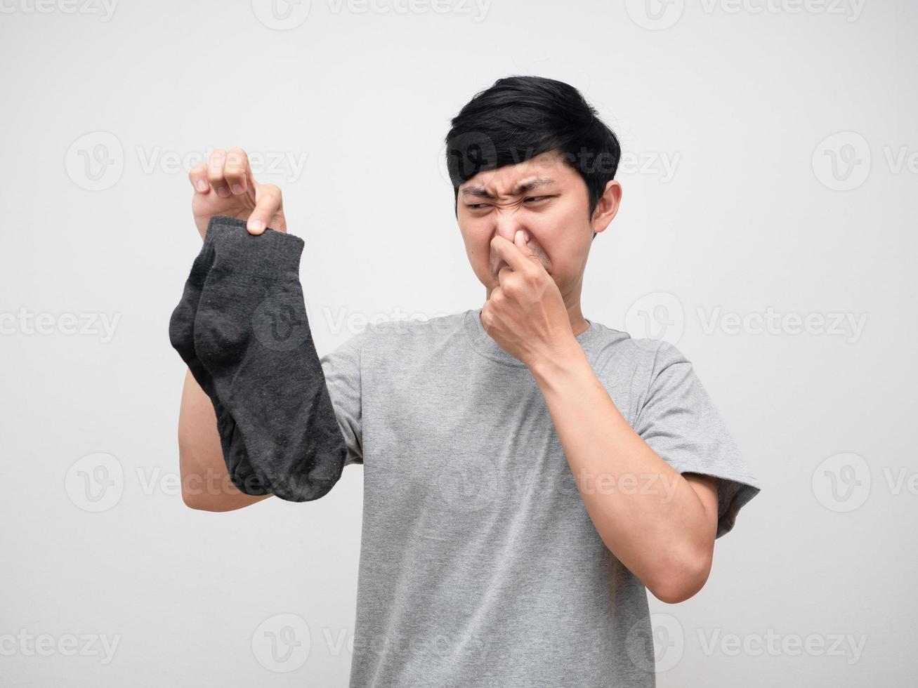 Un Homme Avec Une Chaussette à La Main Couvrant Son Nez Un Gars