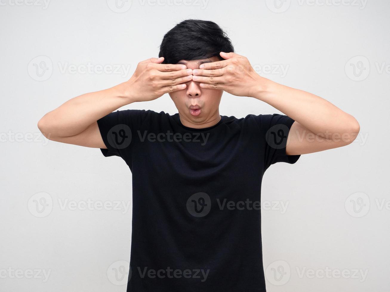 homme asiatique chemise noire fermer les yeux isolé photo