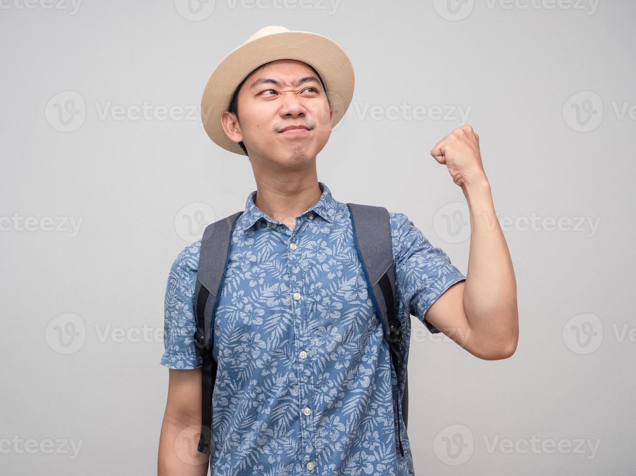 homme voyageur avec sac à dos montrer le poing vers le haut moment réussi isolé photo