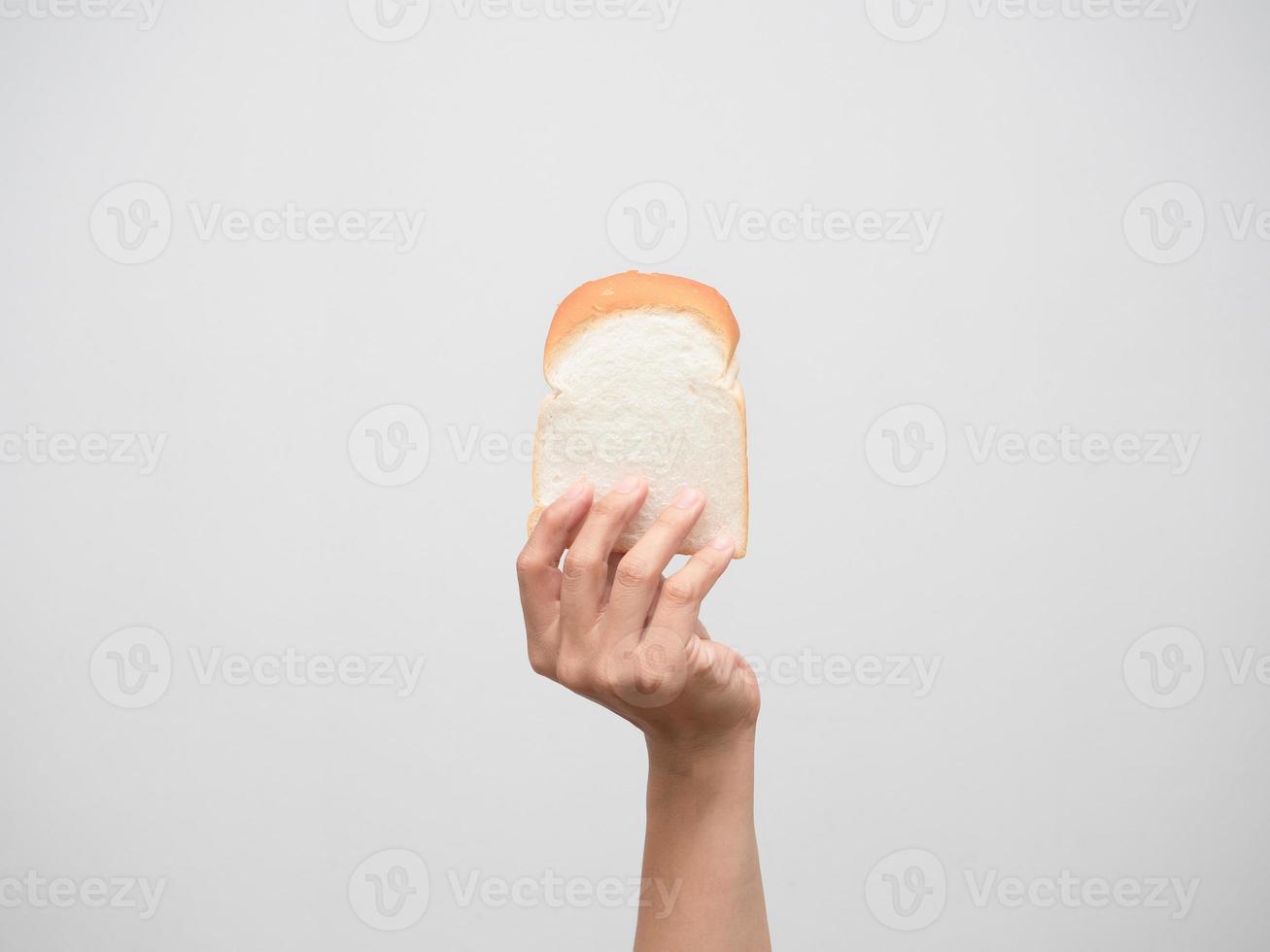 main d'homme tenant du pain isolé photo