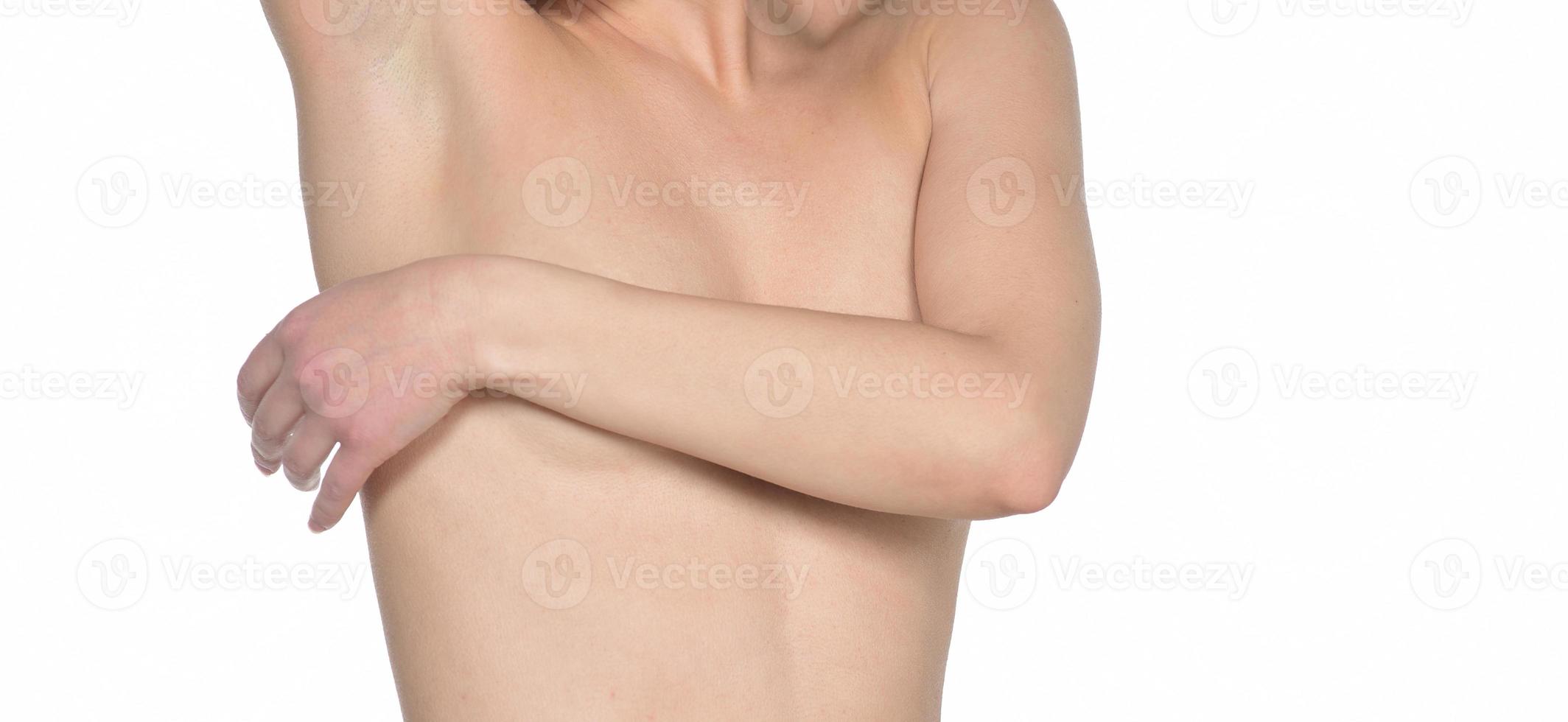 femme couvrant sa poitrine. notion de cancer du sein. belle femme couvrant sa poitrine nue isolée sur fond blanc photo