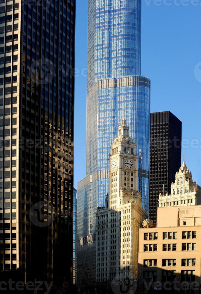 gratte-ciel et bâtiments historiques de chicago avec un mélange d'architecture et de design. photo