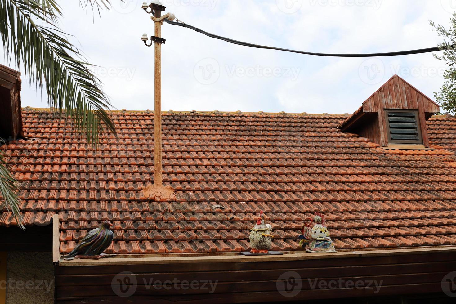 toit de tuiles sur un immeuble résidentiel en israël. photo