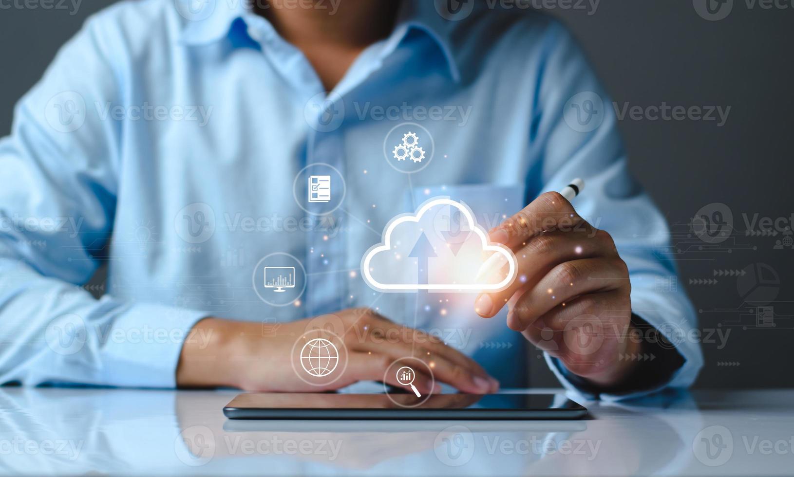 un homme d'affaires utilisant la technologie cloud connecte des données d'entreprise. diagramme de cloud computing à portée de main. technologie cloud Internet. stockage de données numériques. mise en réseau et service internet pour le concept d'entreprise. photo