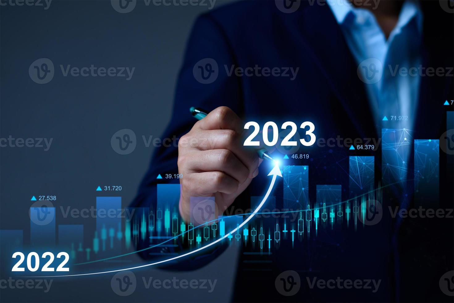 homme d'affaires analyse la rentabilité des entreprises en activité avec des graphiques de réalité augmentée numérique, des indicateurs positifs en 2023, l'homme d'affaires calcule les données financières pour les investissements à long terme photo