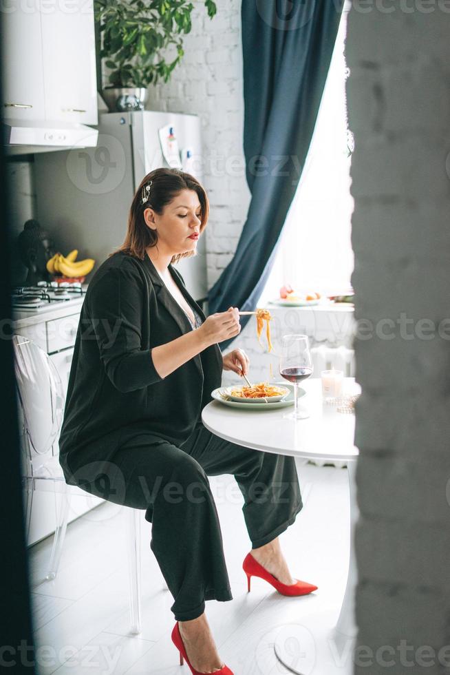 Superbe verre à vin original avec corps de femme