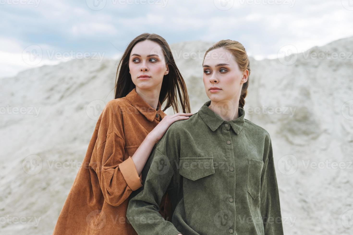 mode beauté portrait de jeunes femmes soeurs en chemises de velours bio marron sur fond désert photo