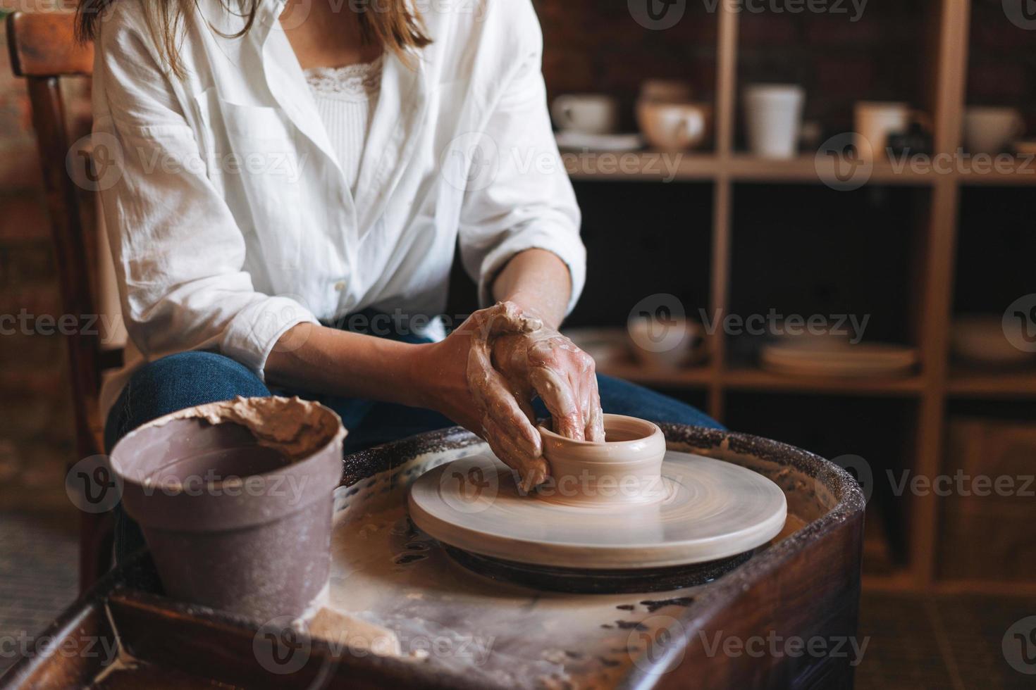 Travail Créatif Mutuel. Couple élégant Adulte Dans Des Vêtements  Décontractés Et Des Tabliers. Les Gens Créant Un Bol Sur Un Tour De Poterie  Dans Un Studio D'argile.