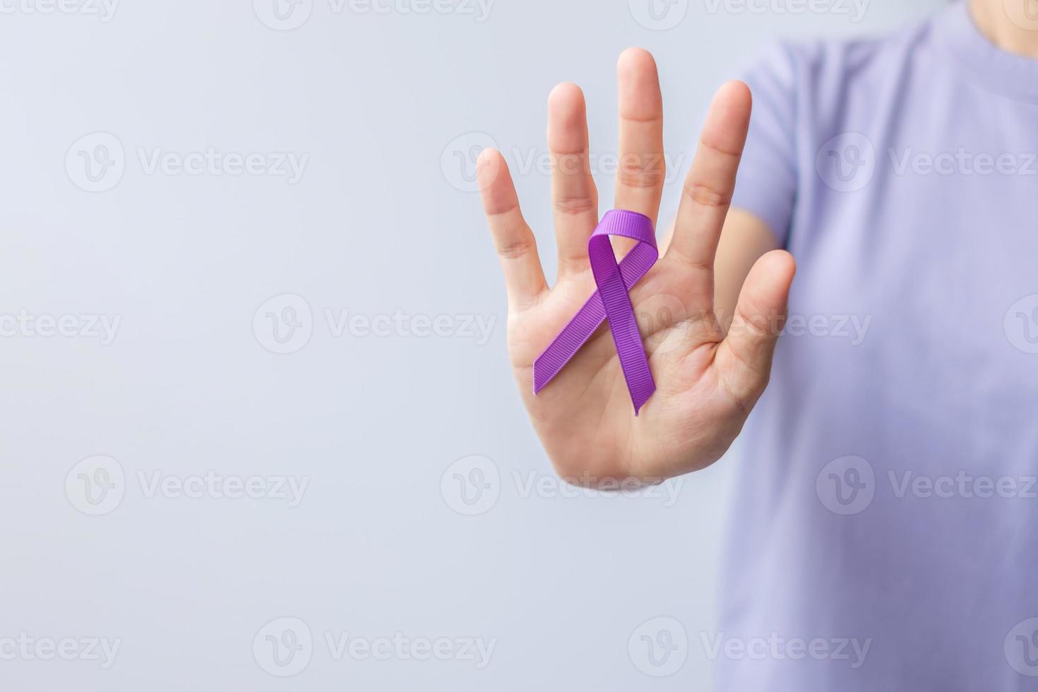 ruban violet pour la journée du cancer, le lupus, le cancer du pancréas, de l'œsophage, du testicule, l'alzheimer mondial, l'épilepsie, la sarcoïdose, la fibromyalgie et les concepts du mois de sensibilisation à la violence domestique photo