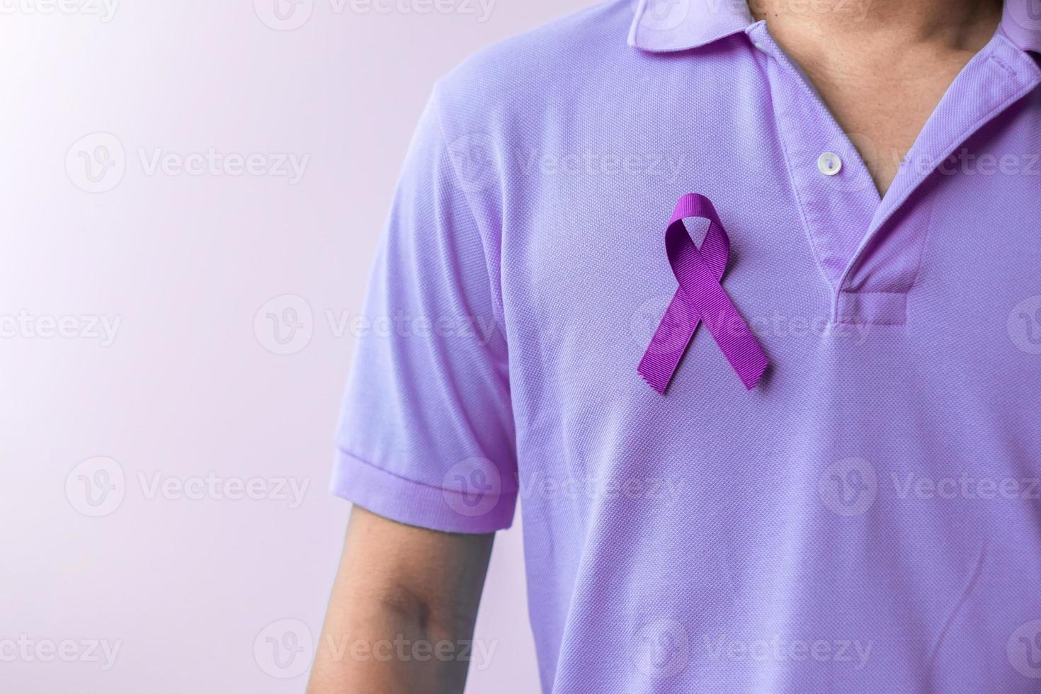 ruban violet pour la journée du cancer, le lupus, le cancer du pancréas, de l'œsophage, du testicule, l'alzheimer mondial, l'épilepsie, la sarcoïdose, la fibromyalgie et les concepts du mois de sensibilisation à la violence domestique photo