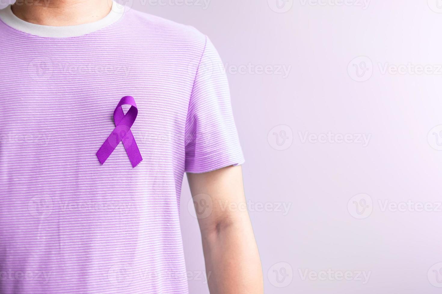 ruban violet pour la journée du cancer, le lupus, le cancer du pancréas, de l'œsophage, du testicule, l'alzheimer mondial, l'épilepsie, la sarcoïdose, la fibromyalgie et les concepts du mois de sensibilisation à la violence domestique photo