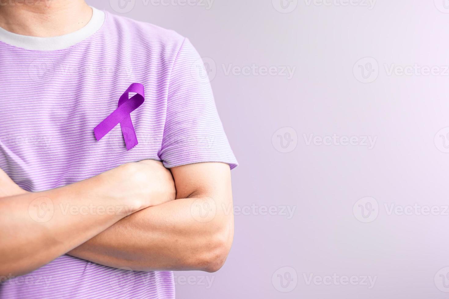 ruban violet pour la journée du cancer, le lupus, le cancer du pancréas, de l'œsophage, du testicule, l'alzheimer mondial, l'épilepsie, la sarcoïdose, la fibromyalgie et les concepts du mois de sensibilisation à la violence domestique photo