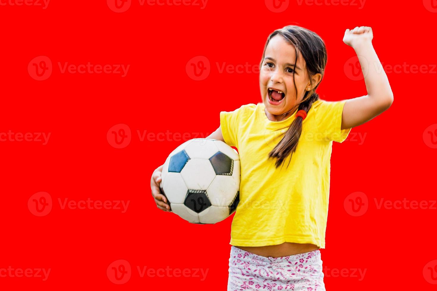 enfant joue au football photo