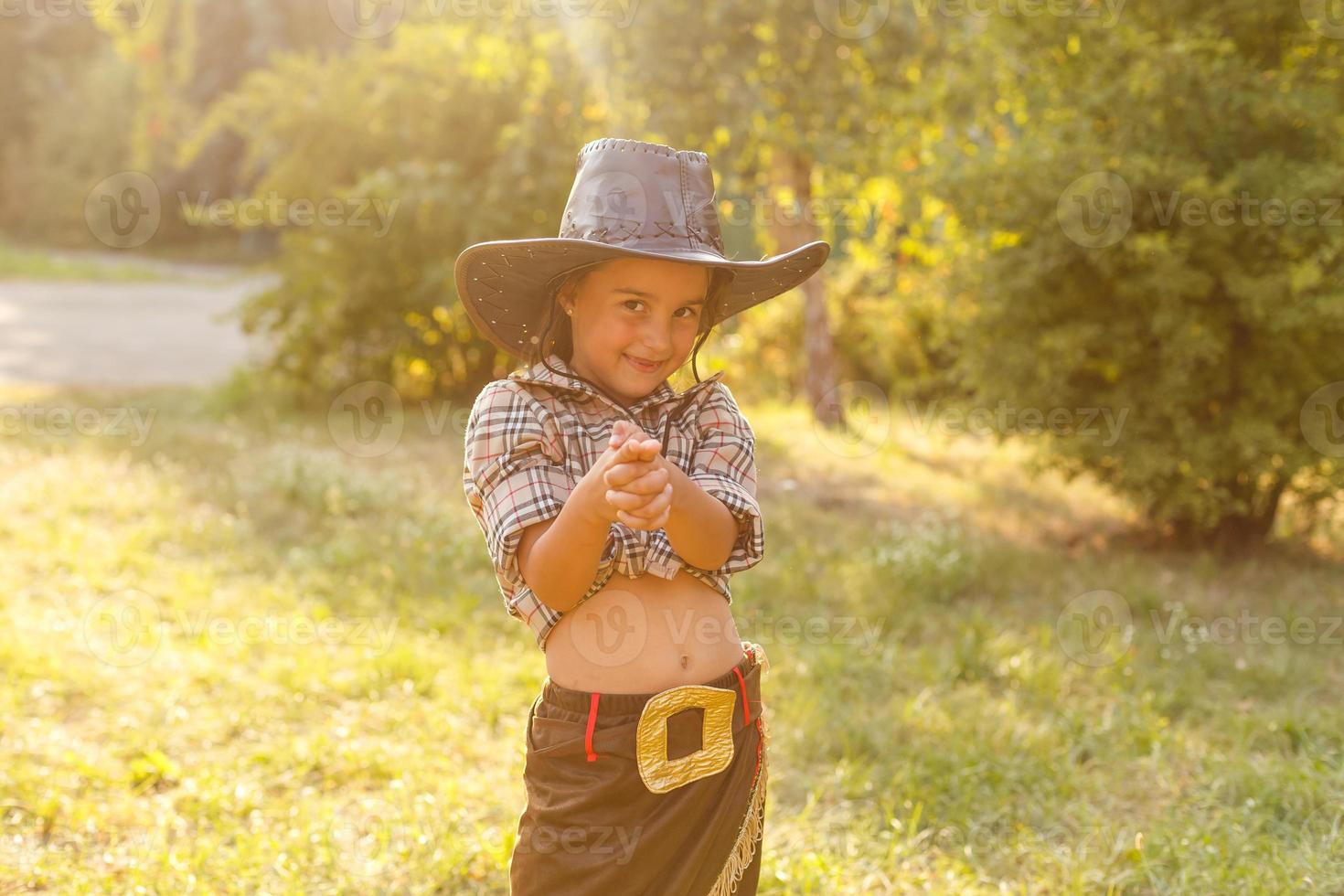 belle petite fille au chapeau de cowboy photo