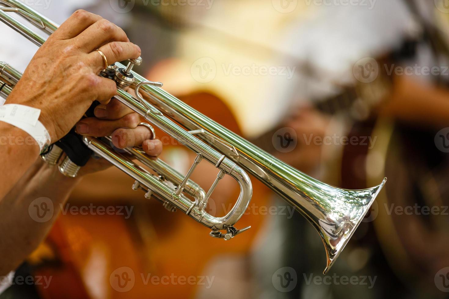 de jeunes musiciens jouent aux trombones photo