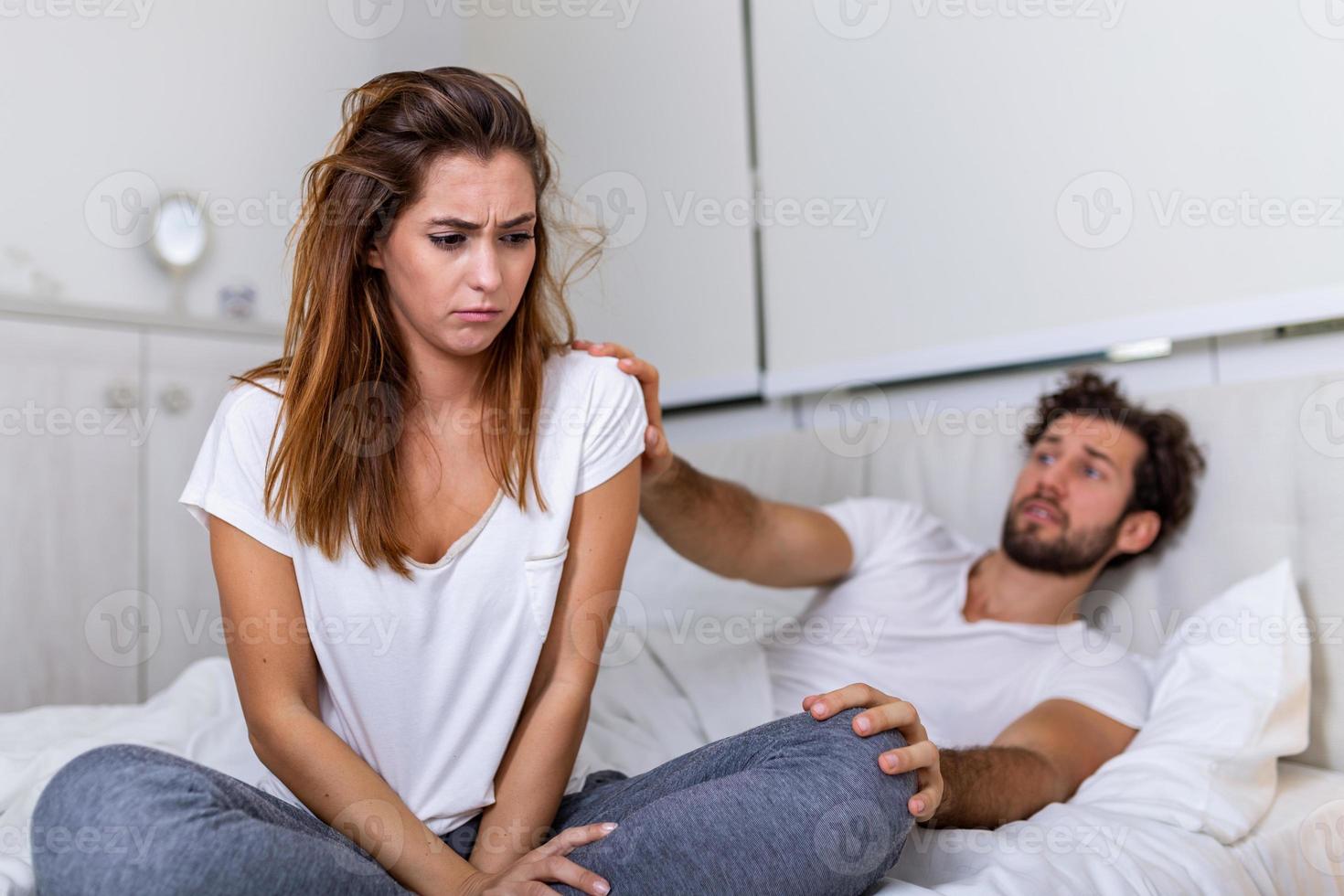 petite amie triste frustrée assise sur le lit pense à des problèmes relationnels, couple réfléchi après une querelle perdue dans ses pensées, amants contrariés envisagent de rompre, personne offensée déçue par son petit ami photo