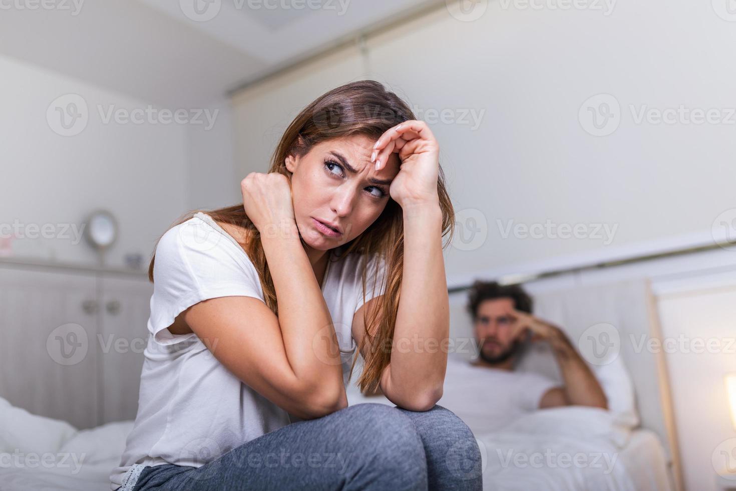 petite amie triste frustrée assise sur le lit pense à des problèmes relationnels, couple réfléchi après une querelle perdue dans ses pensées, amants contrariés envisagent de rompre, personne offensée déçue par son petit ami photo