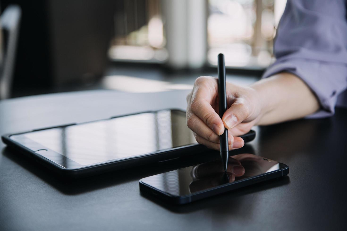 collègues asiatiques homme et femme discutant et travaillant avec un ordinateur portable sur le bureau au bureau photo