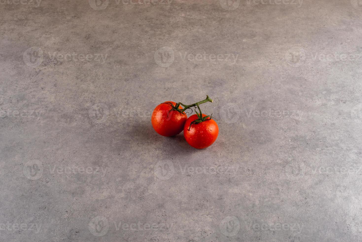 le fruit populaire de l'Amérique. tomates sur le fond de ciment. photo