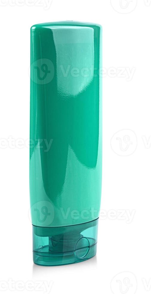 Bouteille en plastique vert avec shampooing ou produit cosmétique hygiénique isolé sur fond blanc photo