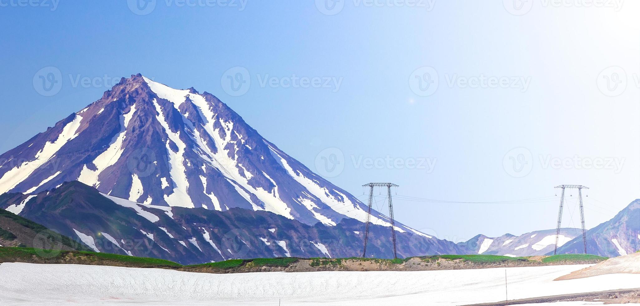 lignes de transmission à haute tension le long du col de vilyuchinsky, péninsule du kamtchatka photo