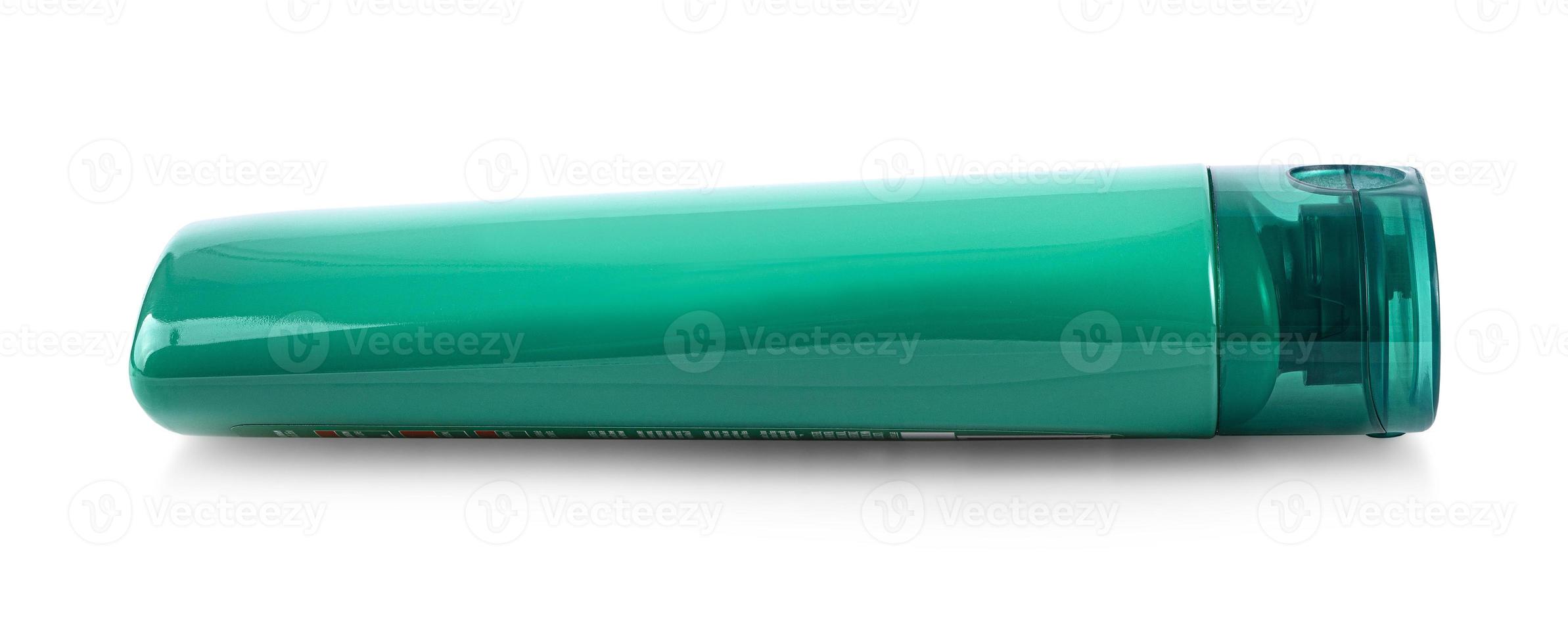 Bouteille en plastique vert avec shampooing ou produit cosmétique hygiénique isolé sur fond blanc photo