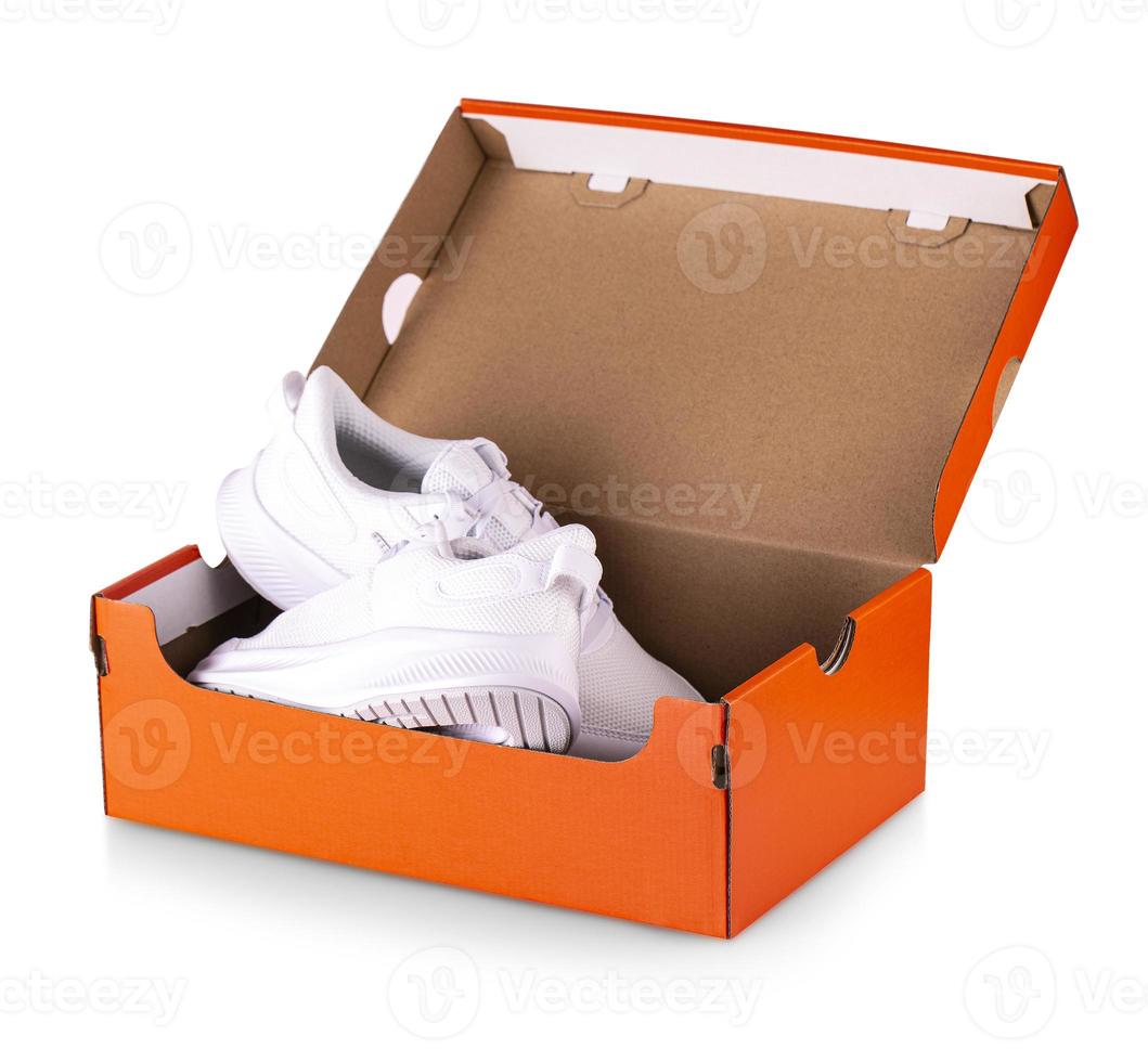 nouvelles chaussures de baskets blanches dans une boîte rouge. photo