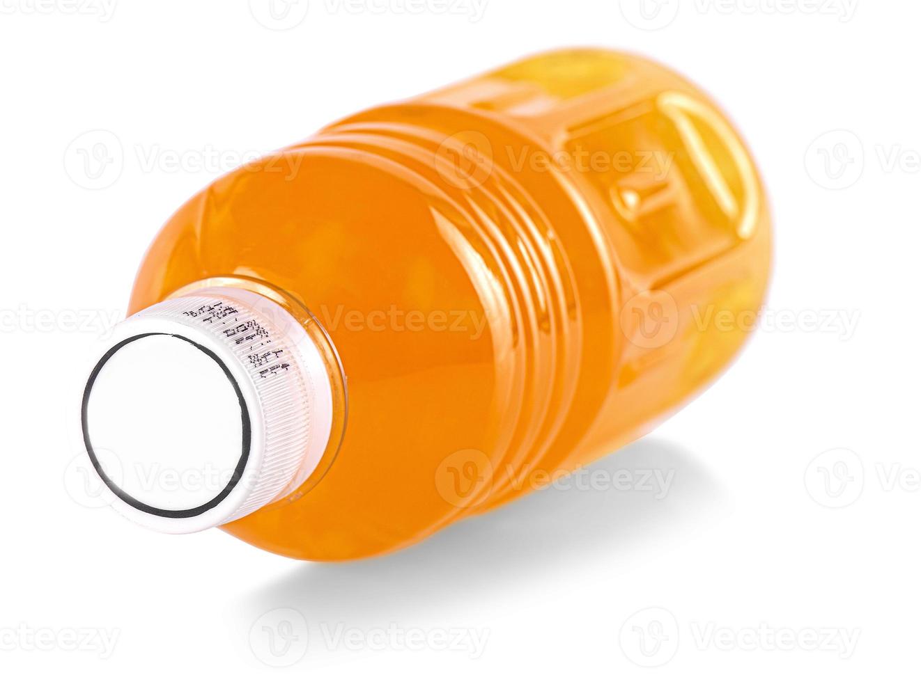 bouteille en verre de jus d'orange avec couvercle blanc. isolé sur fond blanc photo