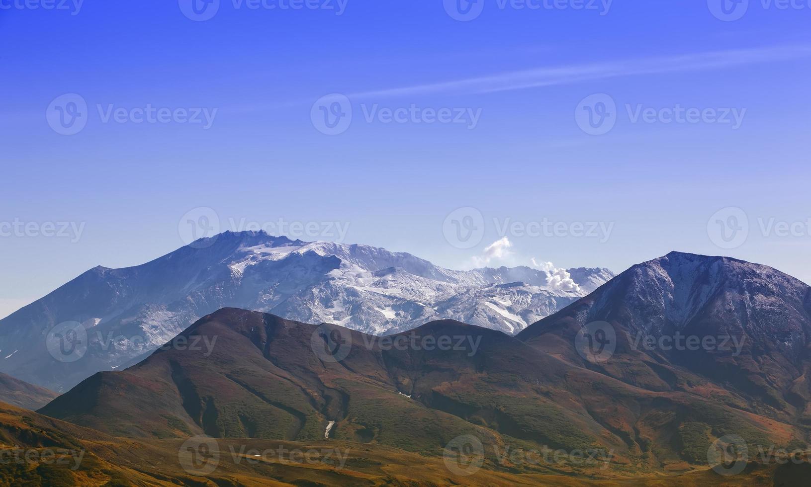 vue sur le volcan mutnovsky sur la péninsule du kamtchatka photo