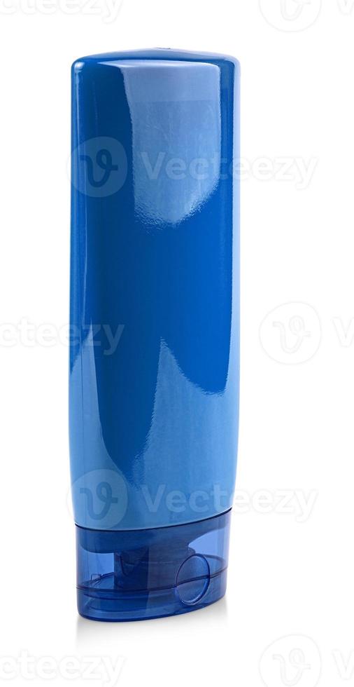 bouteille en plastique bleu avec shampooing ou produit cosmétique hygiénique isolé sur fond blanc photo
